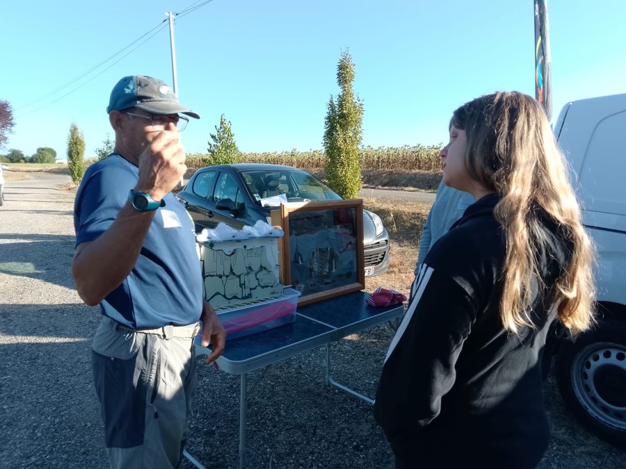 Marc explique les formation karstique en extérieur