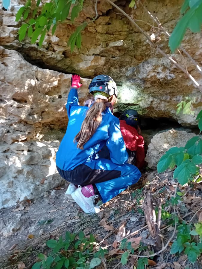 Un jeune à l'entré de la cavité