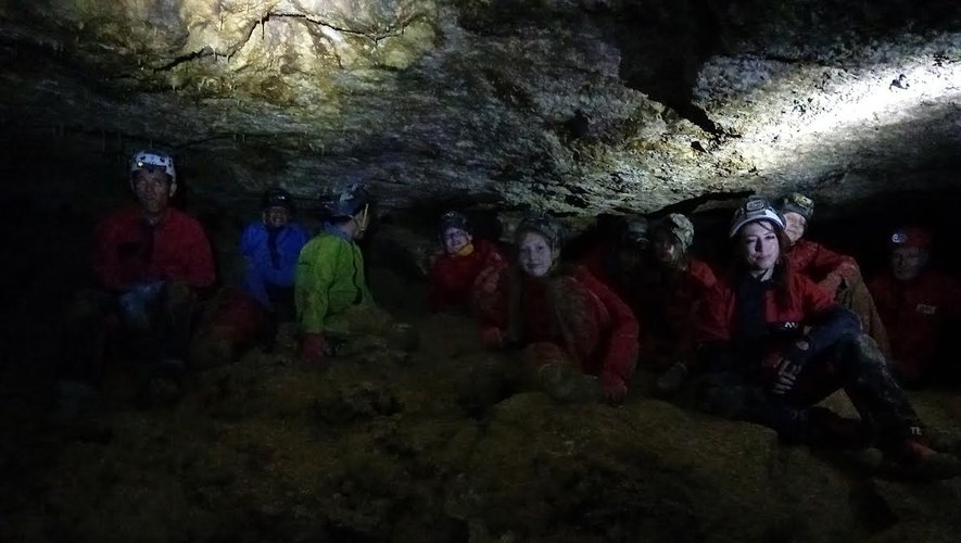 Photo de groupe dans la cavité