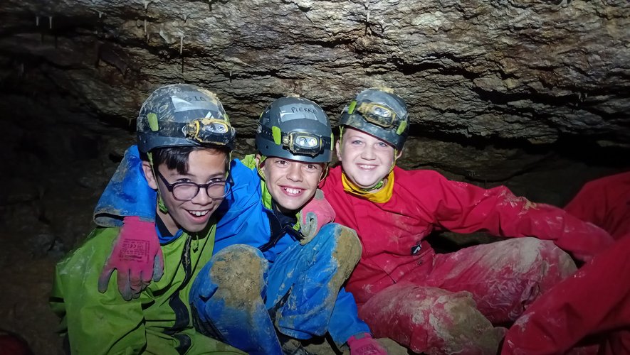 Trois jeunes dans la cavité